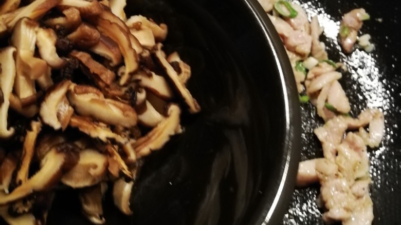 蘑菇炒肉,倒入香菇。