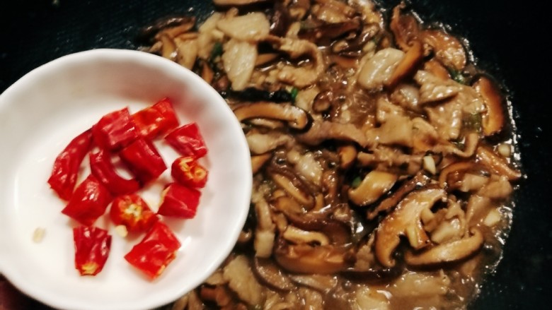 蘑菇炒肉,倒入红尖椒，关火出锅