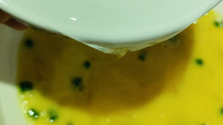 虾皮鸡蛋羹,取蛋液等量的温水，边打蛋液边加入温水
