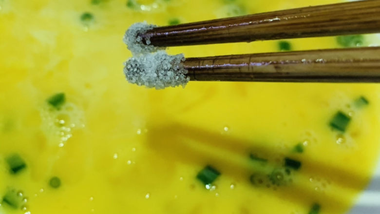 虾皮鸡蛋羹,筷子蘸点盐，这样打蛋液比较容易凝固