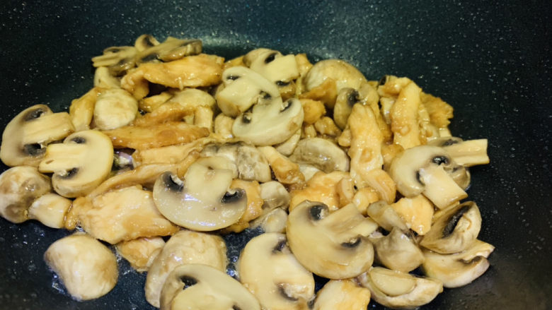 蘑菇炒肉,起锅
