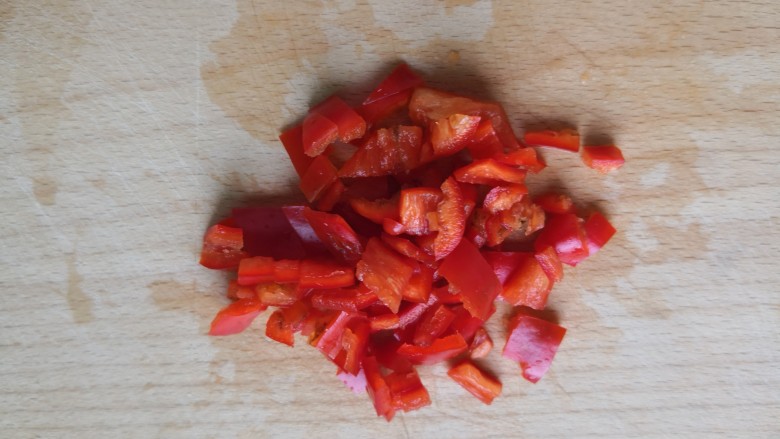 青椒炒玉米,红椒洗干净切成小丁