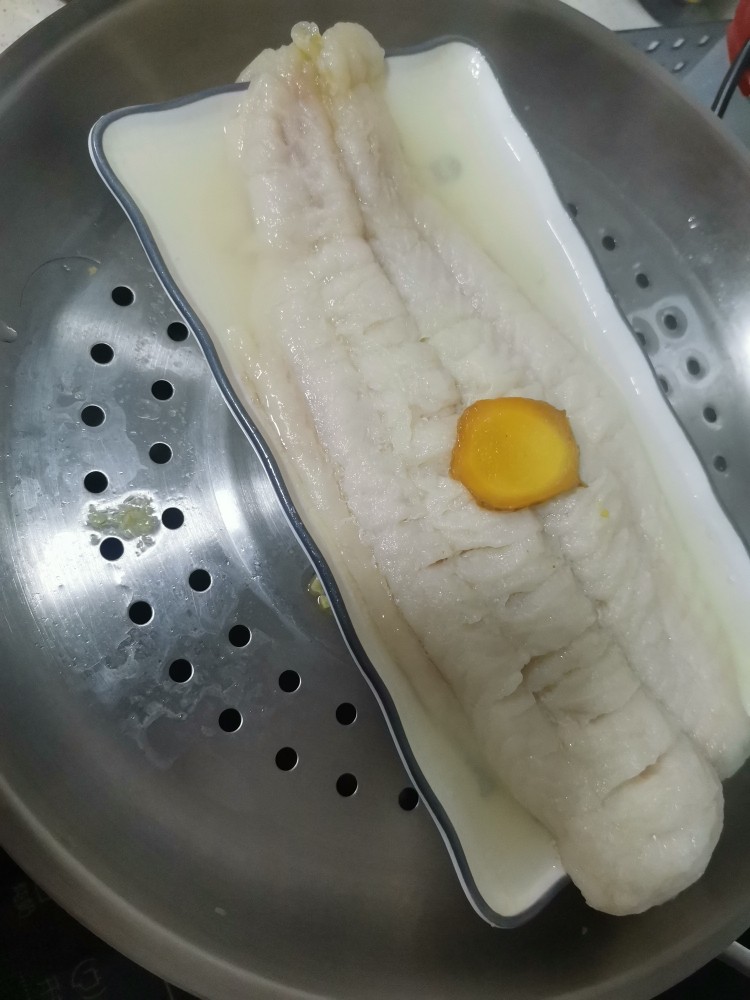 葱香龙利鱼,水开蒸15分