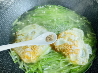 萝卜丝煎蛋减脂汤～杨幂同款,加入少许白胡椒粉