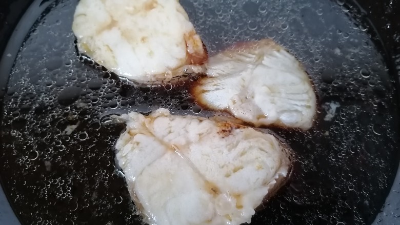 红烧鳕鱼,加入适量水开始炖煮
