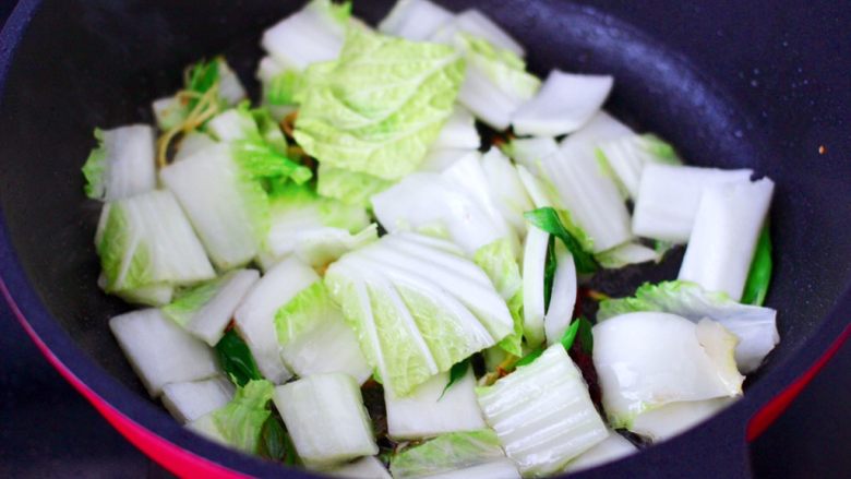 白菜豆腐粉条,先加入大白菜帮快手翻炒均匀。