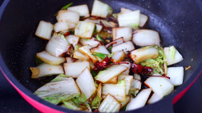 白菜豆腐粉条,大火继续翻炒至白菜帮变软。
