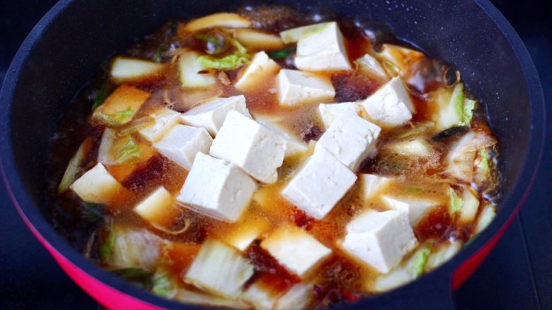 白菜豆腐粉条,大火烧开后炖5分钟左右，加入焯水后的豆腐。