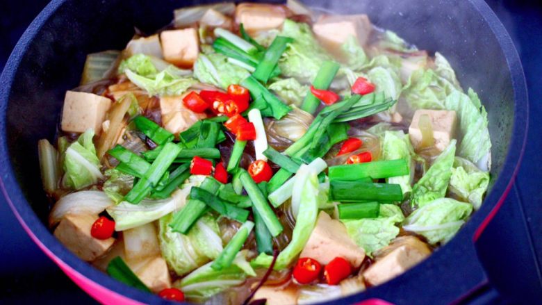 白菜豆腐粉条,加入剩下的白菜叶继续炖2分钟后，加入韭菜段和小米辣。