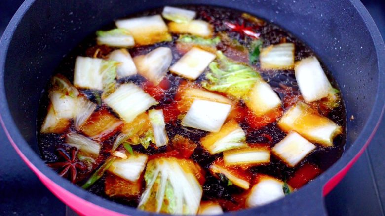 白菜豆腐粉条,锅中倒入适量的清水。