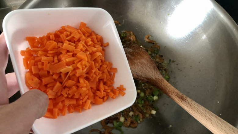 橄榄菜炒饭,转中火，下胡萝卜粒，煸炒半分钟