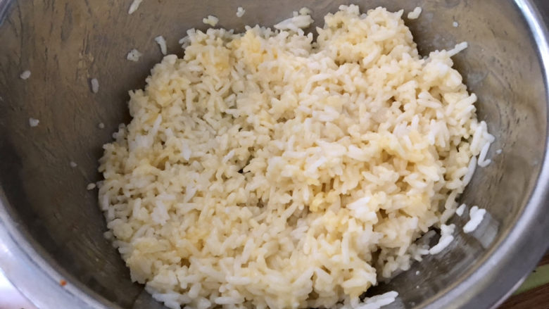 橄榄菜炒饭,带上一次性手套，把米饭捏散，和蛋液混合均匀