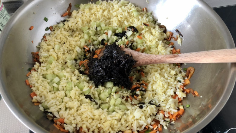 橄榄菜炒饭,加入橄榄菜，中大火，翻炒一分钟，翻炒到米饭食材粒粒均匀