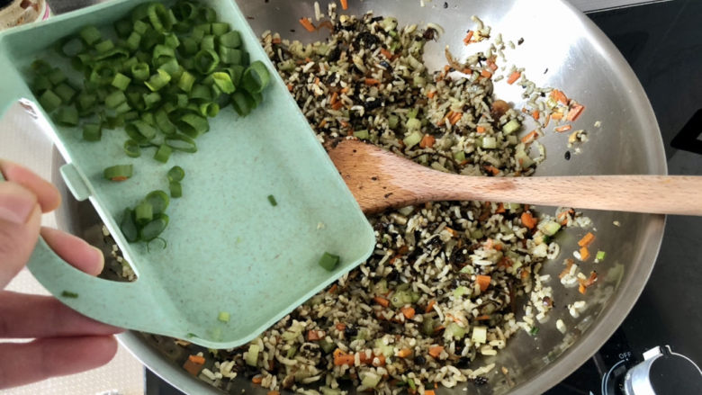 橄榄菜炒饭,最后撒上葱末，翻炒均匀出锅