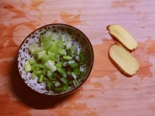 素炒南瓜,葱切碎 葱白和葱绿分开，姜切片。