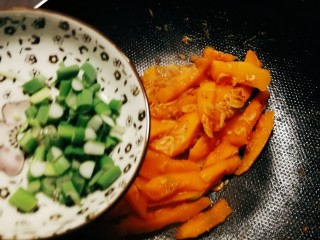 素炒南瓜,放入葱绿，翻拌出锅。