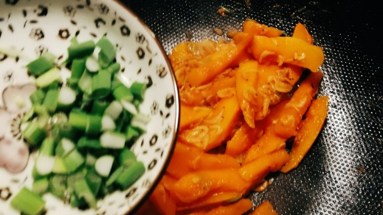 素炒南瓜,放入葱绿，翻拌出锅。