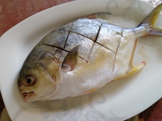 红烧金鲳鱼,金鲳去鳃去内脏，清水冲洗干净。厨房纸洗掉鱼表面和肚子里的水份。