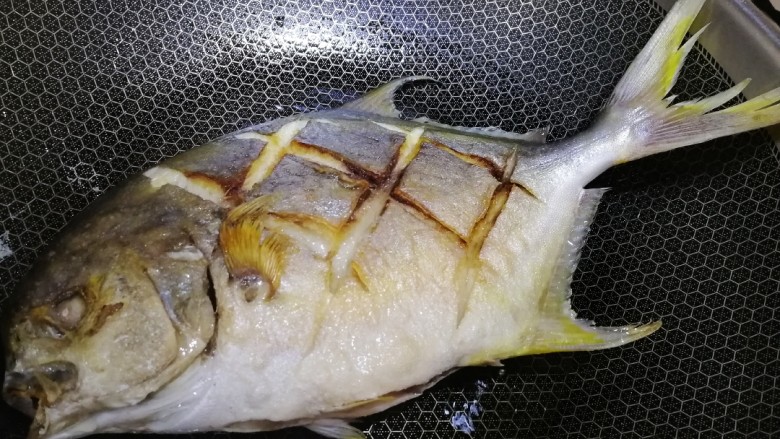 红烧金鲳鱼,文火把两面煎金黄。
