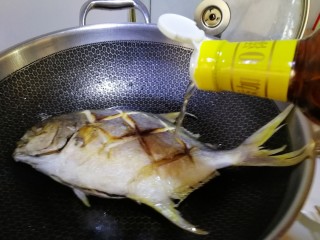 红烧金鲳鱼,加料酒文火烹香去腥。