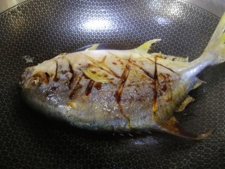 红烧金鲳鱼,文火加生抽提鲜。