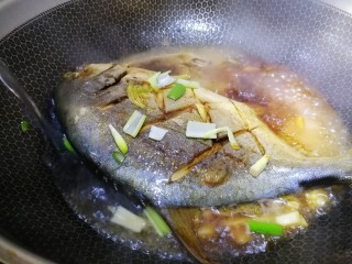 红烧金鲳鱼,加适量开水。