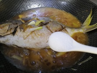 红烧金鲳鱼,加满小勺盐入味。