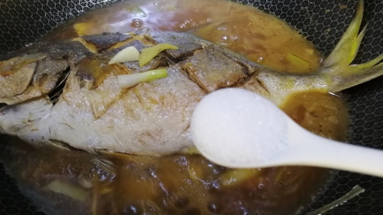 红烧金鲳鱼,加满小勺盐入味。