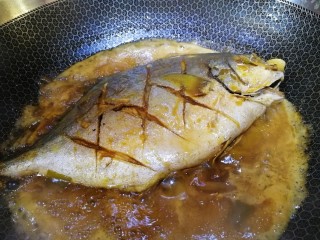 红烧金鲳鱼,汤汁渐浓即可。