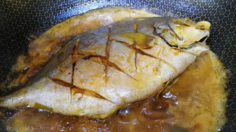 红烧金鲳鱼,汤汁渐浓即可。