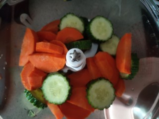 素裹杂菜,把胡萝卜和青瓜片放入料理机