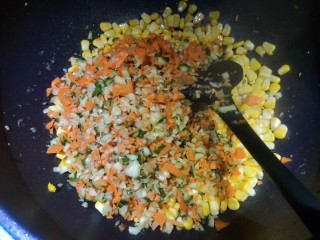 素裹杂菜,然后放入胡萝卜和青瓜