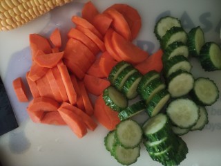 素裹杂菜,胡萝卜和青瓜切片
