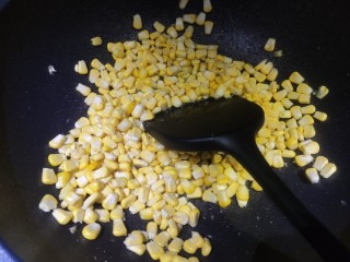 素裹杂菜,把玉米粒放入油锅翻炒