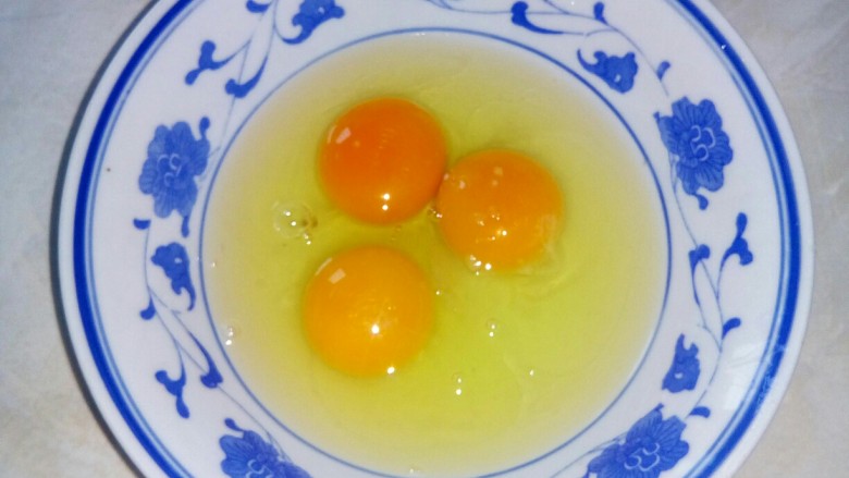 橄榄菜炒饭,<a style='color:red;display:inline-block;' href='/shicai/ 9'>鸡蛋</a>加盐，打散备用。