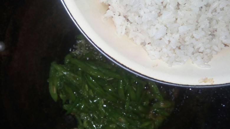 橄榄菜炒饭,汤汁收干，放入米饭。