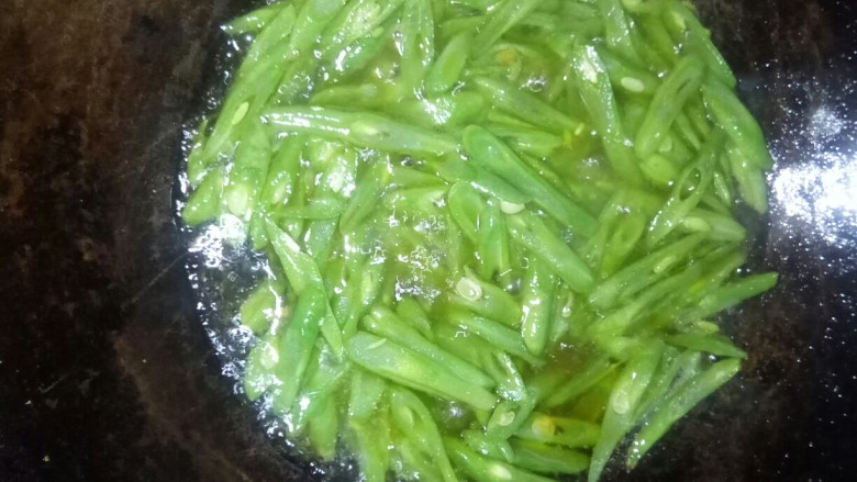 橄榄菜炒饭,加开水焖熟。