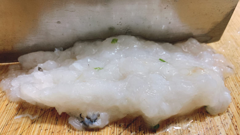 鳕鱼饼,再用刀刃切碎，变成鱼肉糜，这样更细腻。
