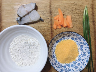 鳕鱼饼,主要食材如图所示示意，准备鳕鱼、胡萝卜、葱、面粉、面包糠。
