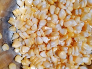 玉米粑粑.,剥下来的玉米粒把杂质挑干净再清洗一遍