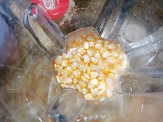 玉米粑粑.,再放入豆浆机里，加入少许水