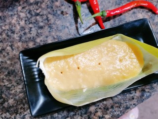 玉米粑粑.,用筷子插下去，不粘筷子就证明玉米粑粑熟了，趁热吃吧！