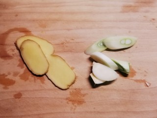 南瓜蒸排骨,葱姜切片。