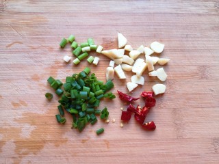 素炒南瓜,大蒜切成小丁，小葱切成葱花（小葱叶留一点出来备用），干红辣椒切成小段。