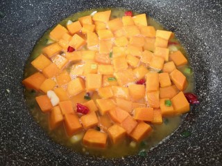 素炒南瓜,加入小半碗开水，盖上锅盖焖炒两分钟。