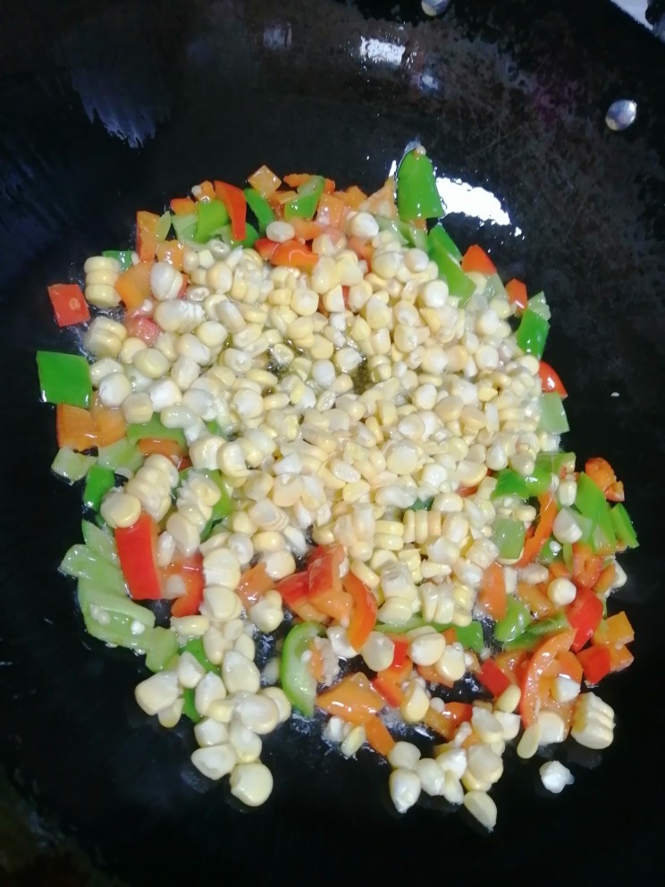 青椒炒玉米,加玉米继续翻炒1分钟。