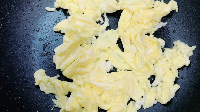 佛手瓜炒鸡蛋,倒入鸡蛋，翻炒均匀，炒好成盘待用。