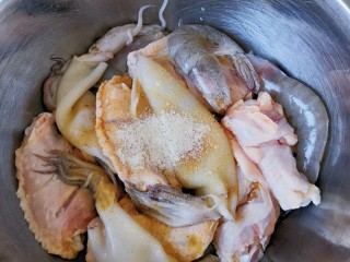 三汁焖锅,处理好的鲜虾、海兔、鸡翅中、翅根用料酒、生抽、胡椒粉腌制30分钟。