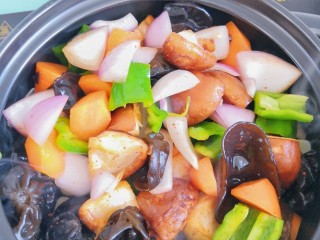 三汁焖锅,放入拌匀的蔬菜，翻炒。