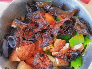三汁焖锅,处理好的胡萝卜、青椒、香菇、木耳、洋葱加入盐、辣椒粉拌匀。